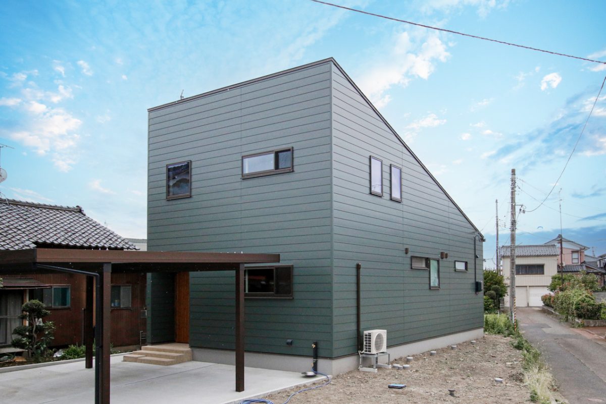 平屋のような暮らしを生み出す2階建ての住まい